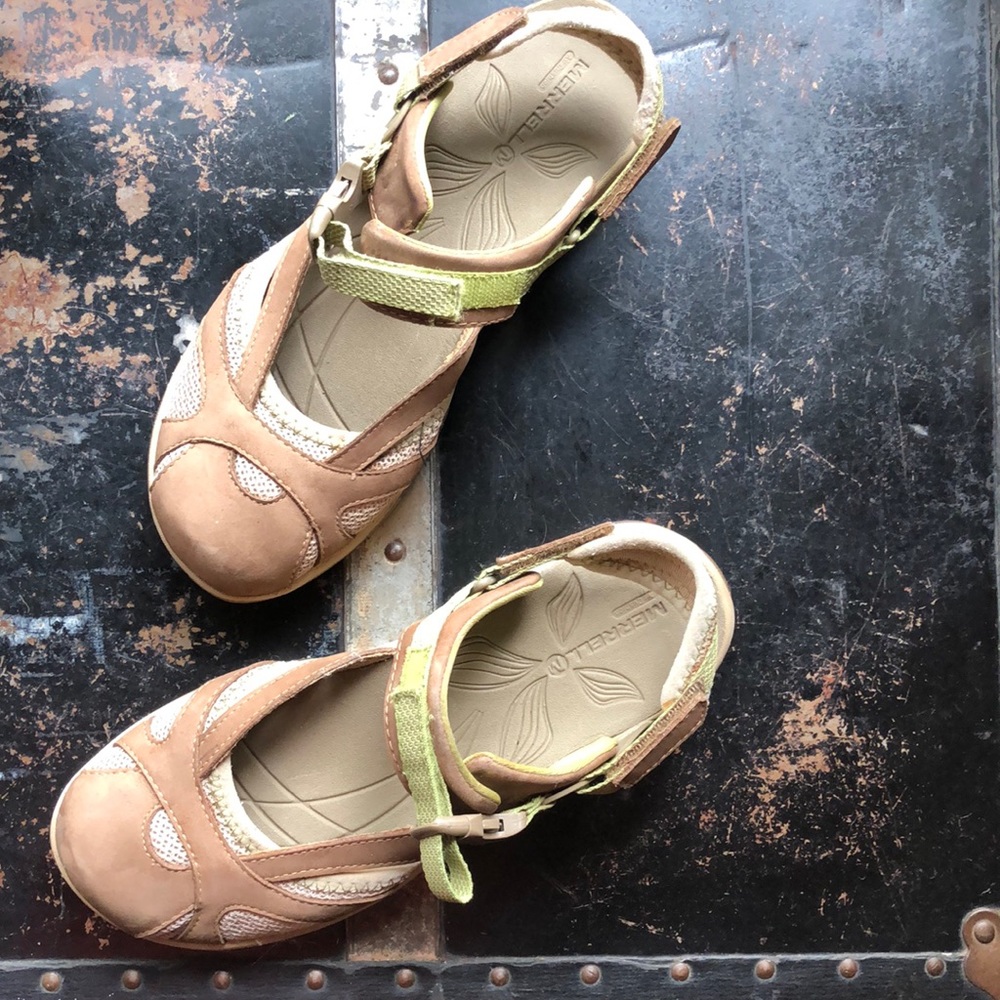 Super comfy Merrell waterproof sandals size 8